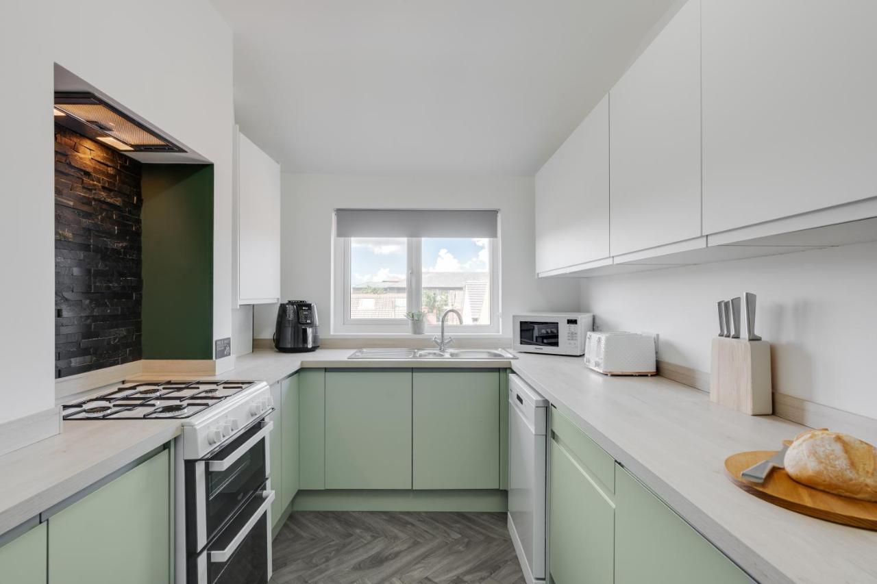 St David's - Stylish 2 Bed Apartment, Free Parking, Close To Apartment
