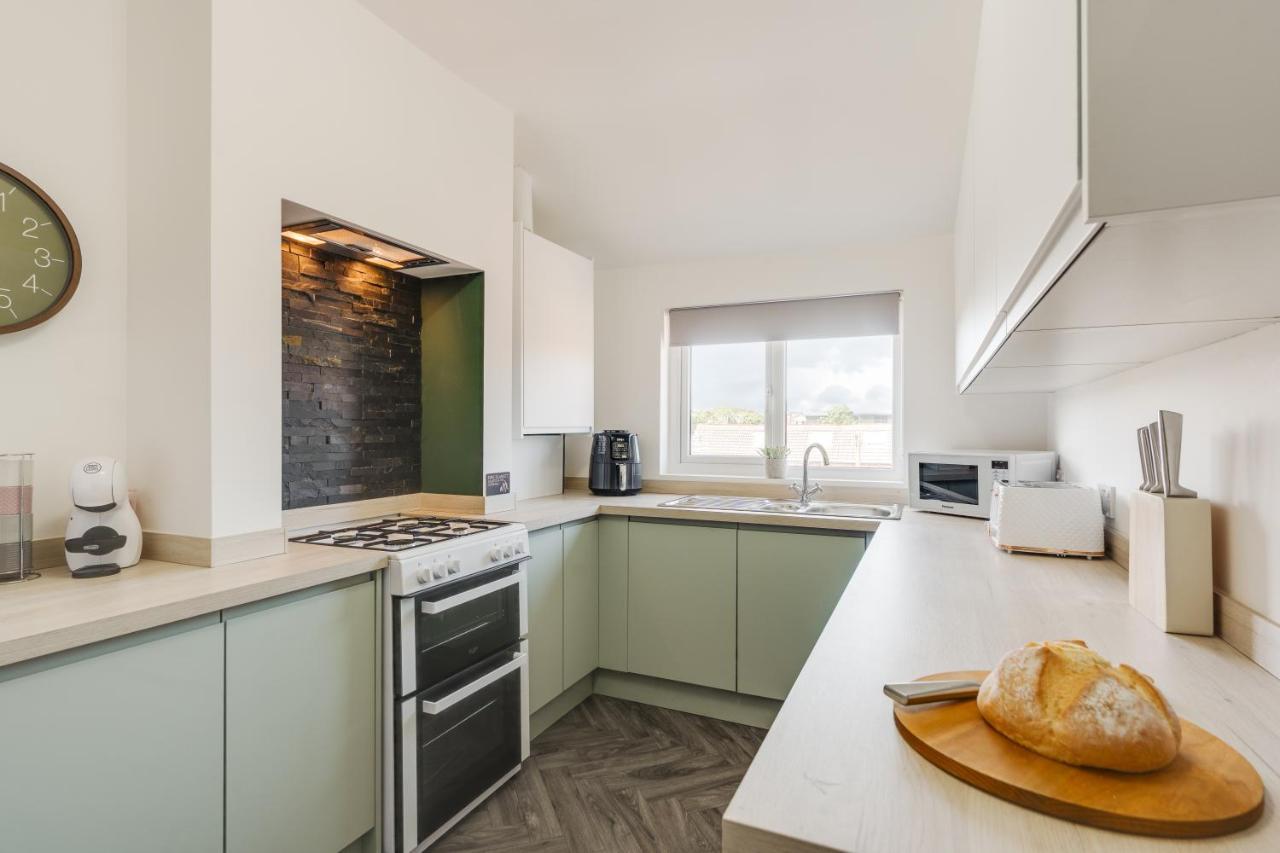 St David's - Stylish 2 Bed Apartment, Free Parking, Close To * Lytham St Annes