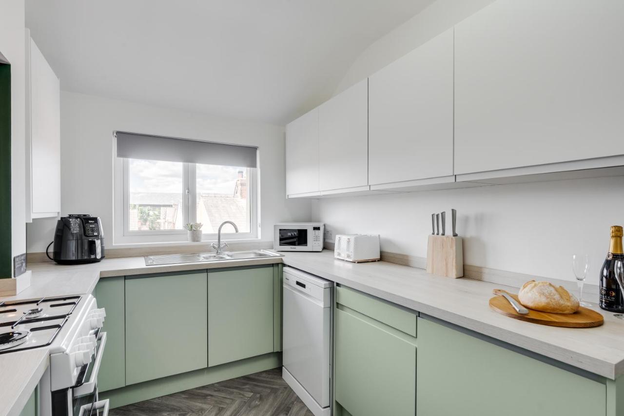 St David's - Stylish 2 Bed Apartment, Free Parking, Close To