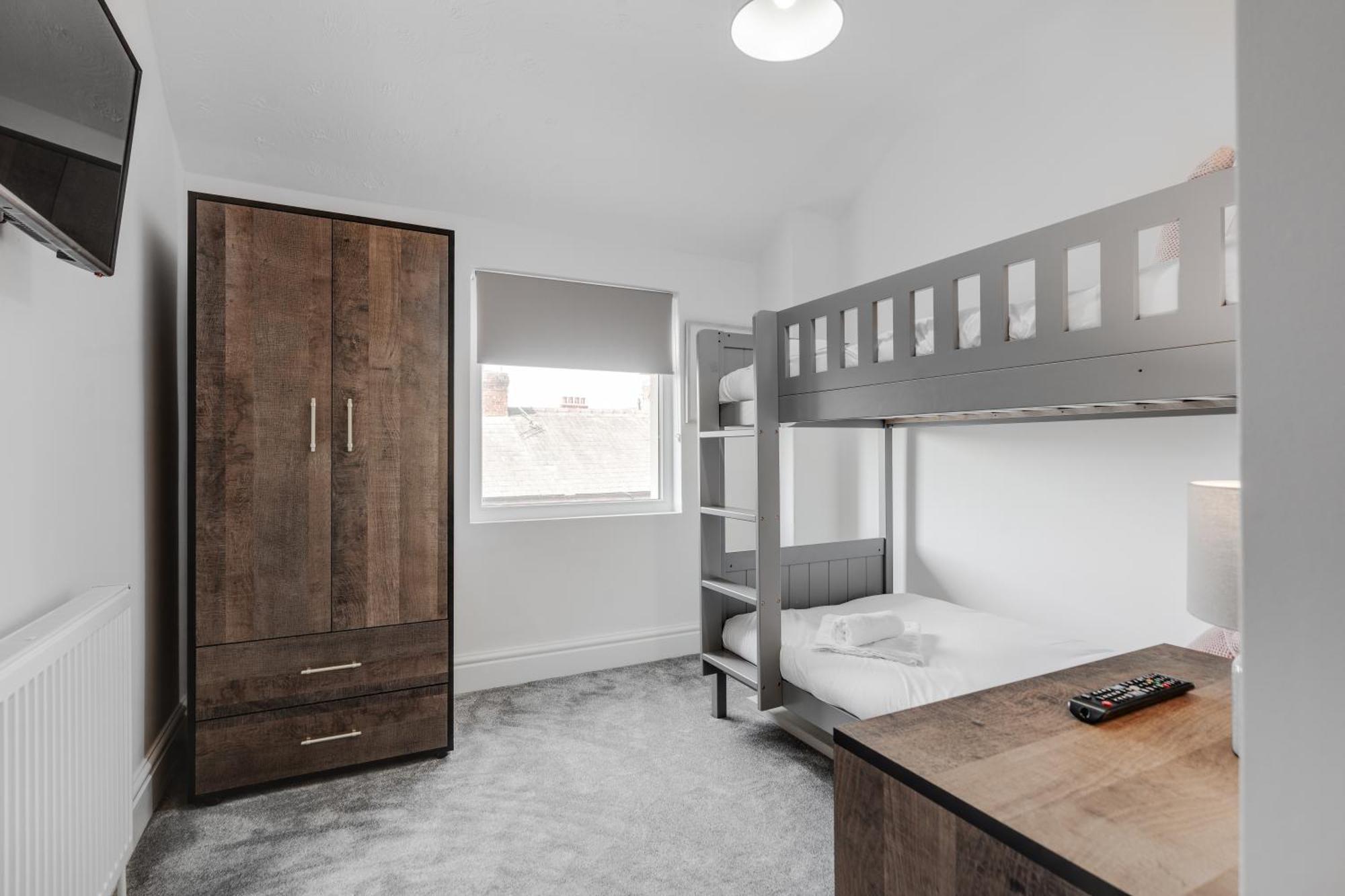 St David's - Stylish 2 Bed Apartment, Free Parking, Close To Apartment Lytham St Annes