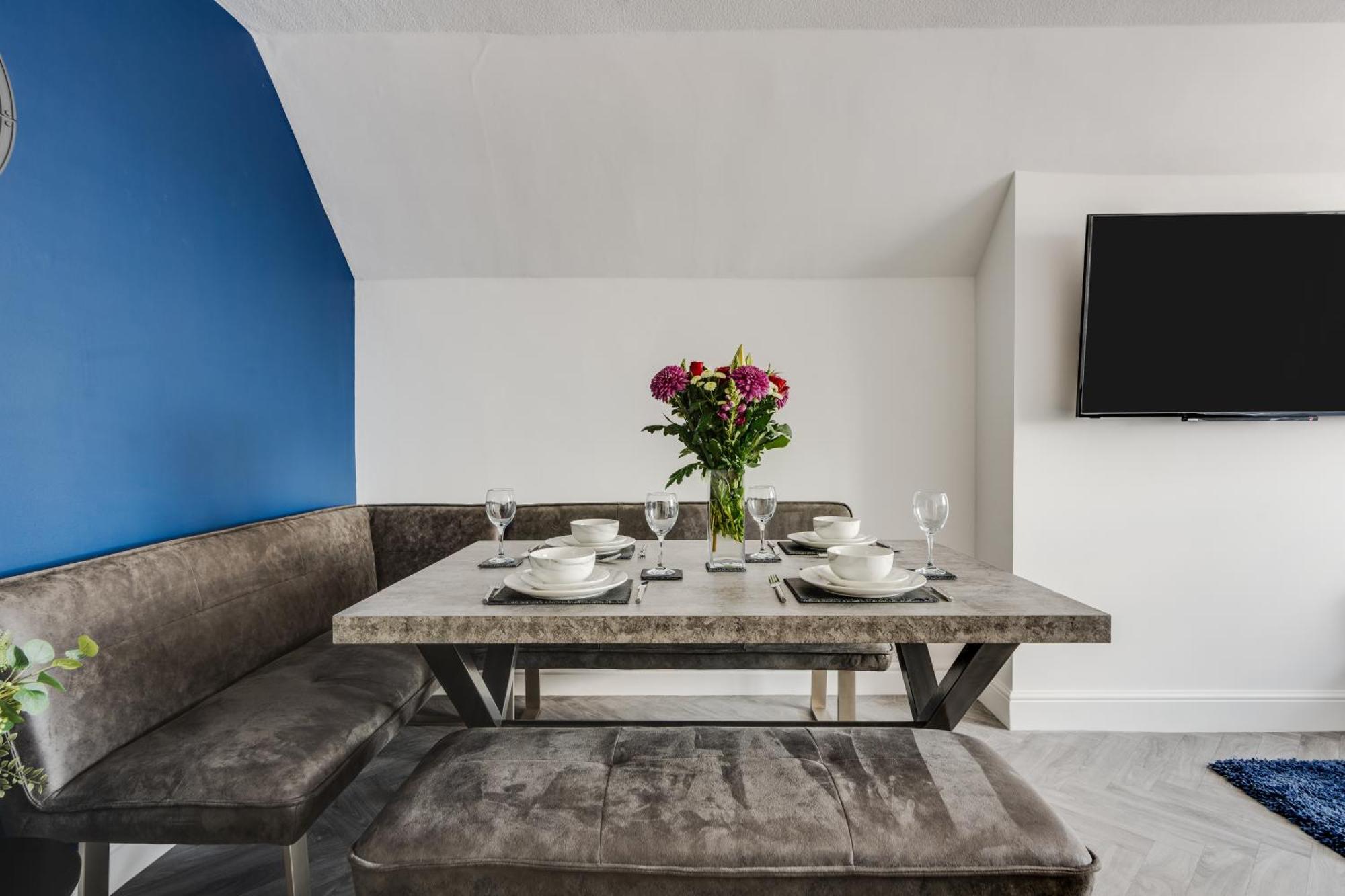 Apartment St David's - Stylish 2 Bed Apartment, Free Parking, Close To *