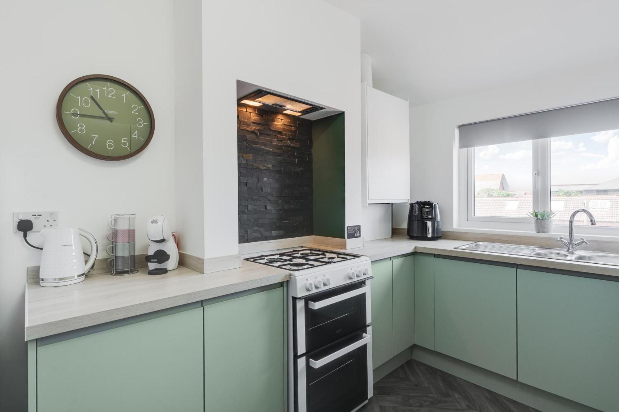 St David's - Stylish 2 Bed Apartment, Free Parking, Close To