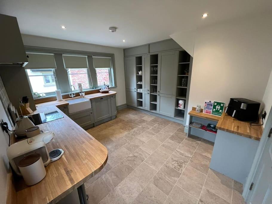 Cosy Hideaway In Leafy Lytham Holiday home *