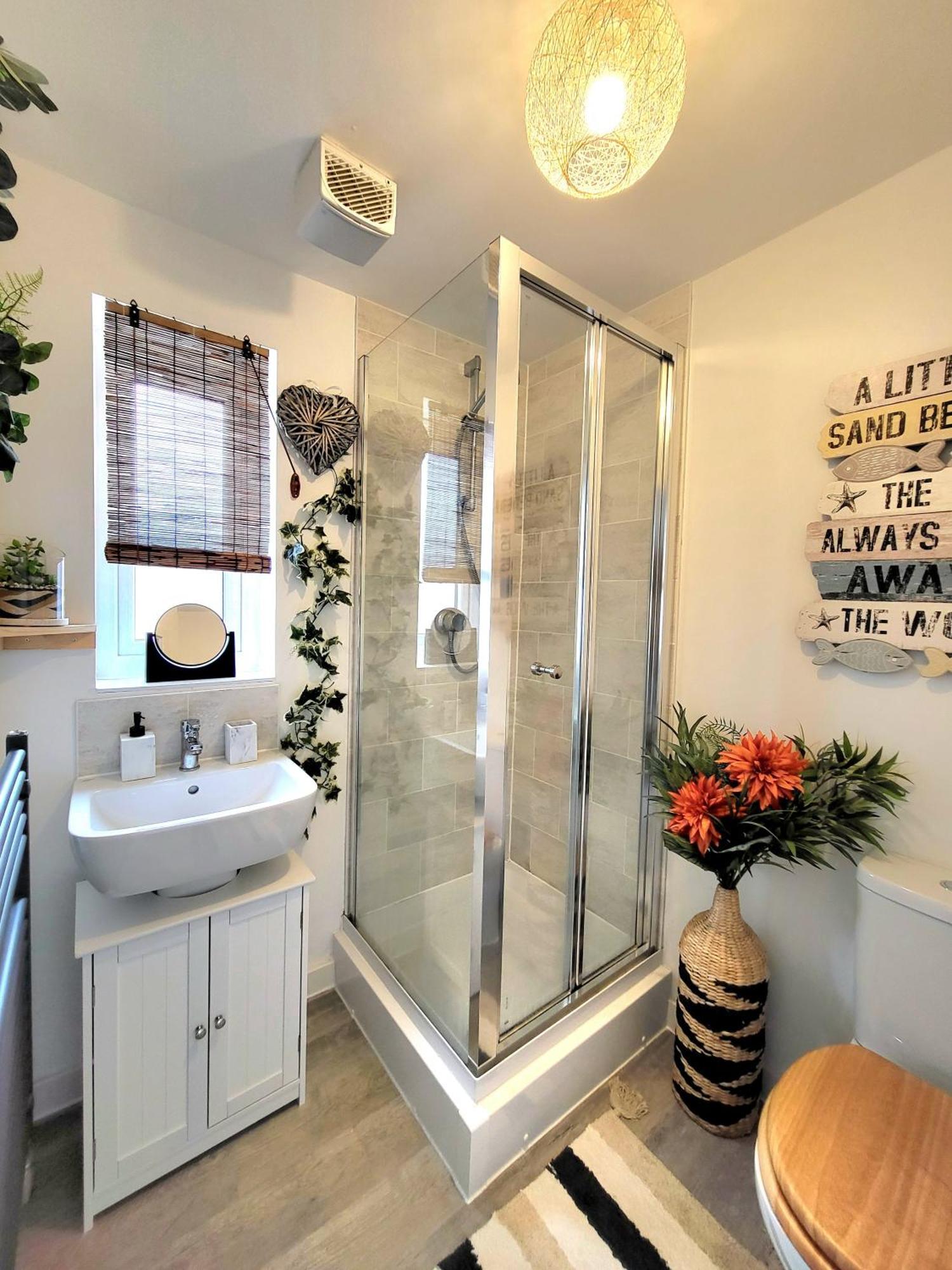 Seaside Themed With Garden And Driveway Holiday home *