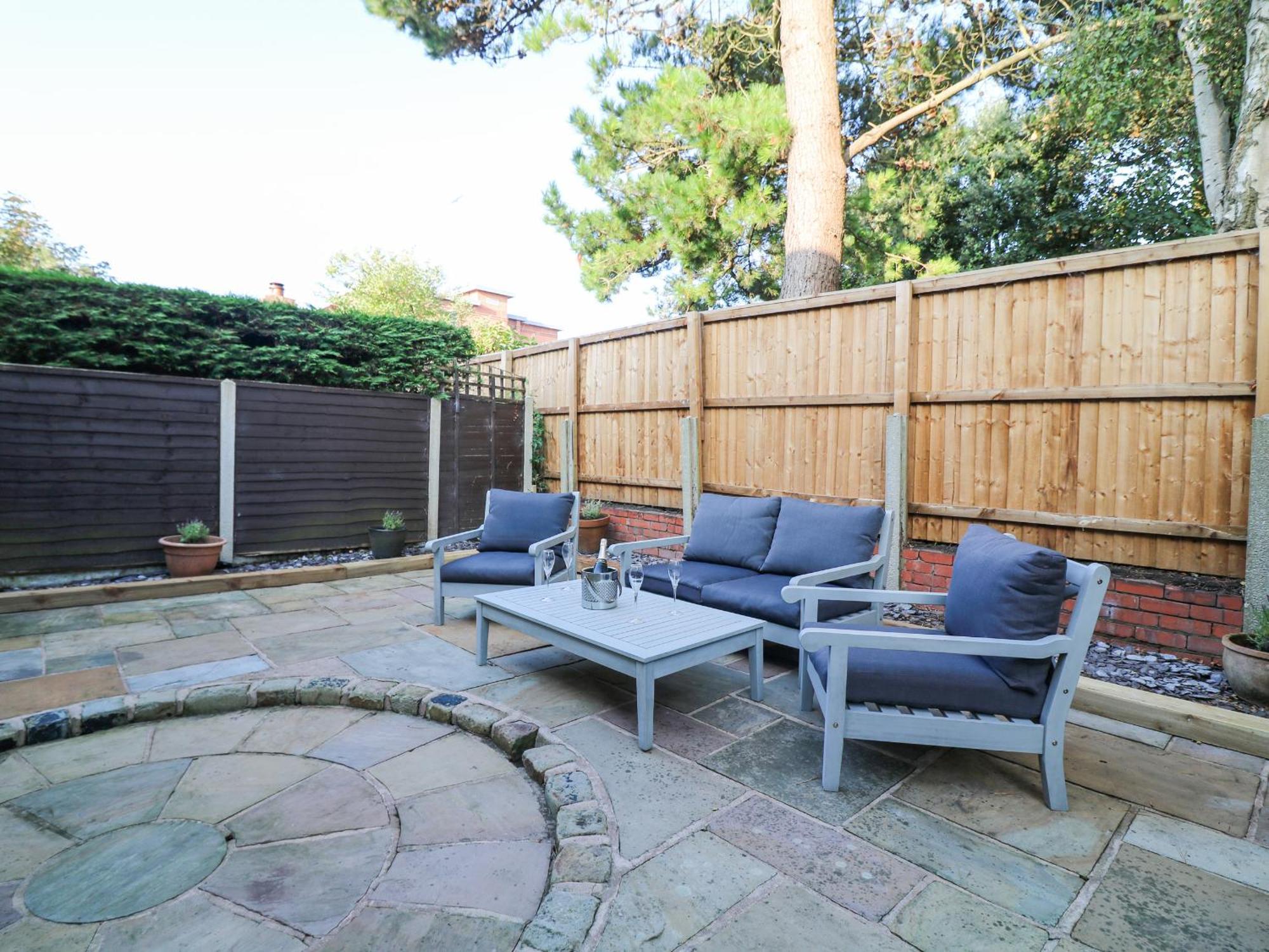 6d Clifton Drive