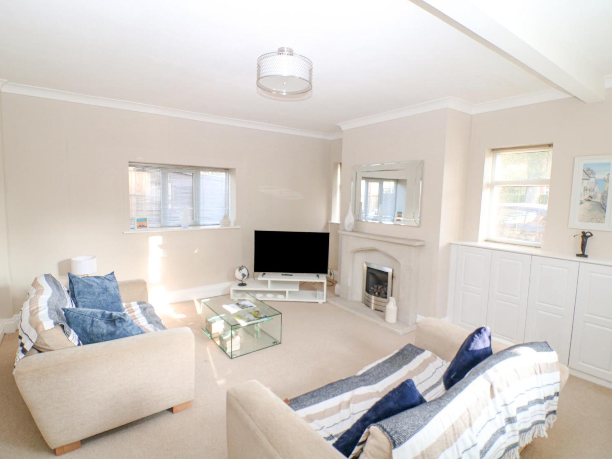6d Clifton Drive *