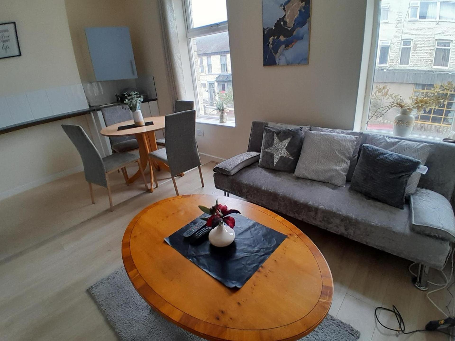 Blackpool - 2-bed - Sleeps 5 - Pet Friendly Apartment
