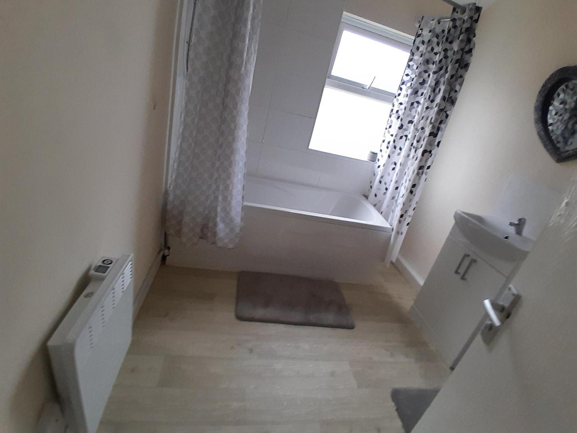 Blackpool - 2-bed - Sleeps 5 - Pet Friendly Apartment