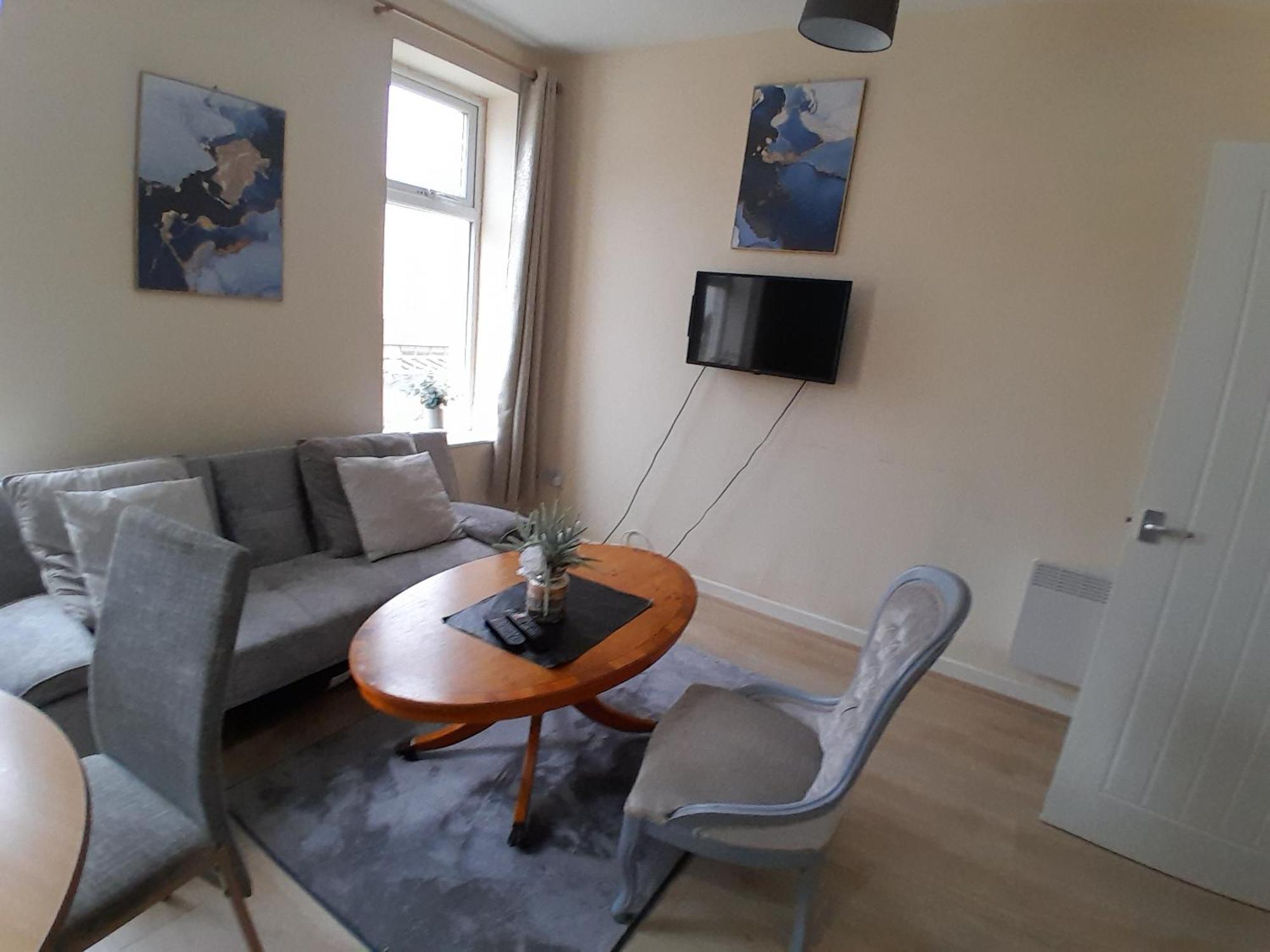 Blackpool - 2-bed - Sleeps 5 - Pet Friendly