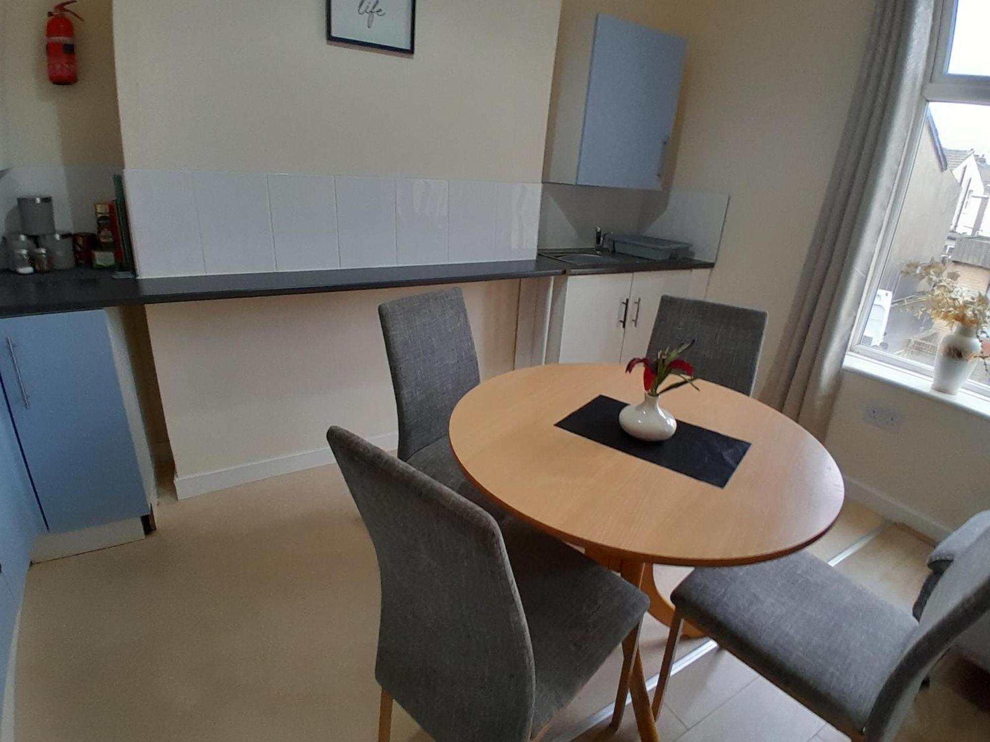 Blackpool - 2-bed - Sleeps 5 - Pet Friendly Apartment Lytham St Annes