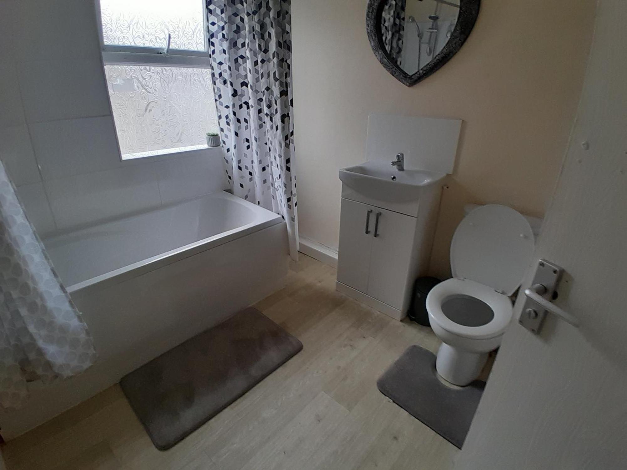 Blackpool - 2-bed - Sleeps 5 - Pet Friendly Apartment *