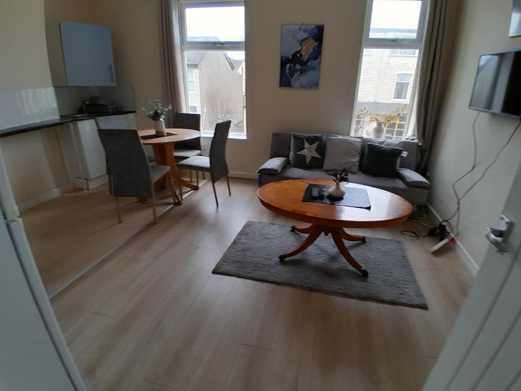 Blackpool - 2-bed - Sleeps 5 - Pet Friendly Apartment