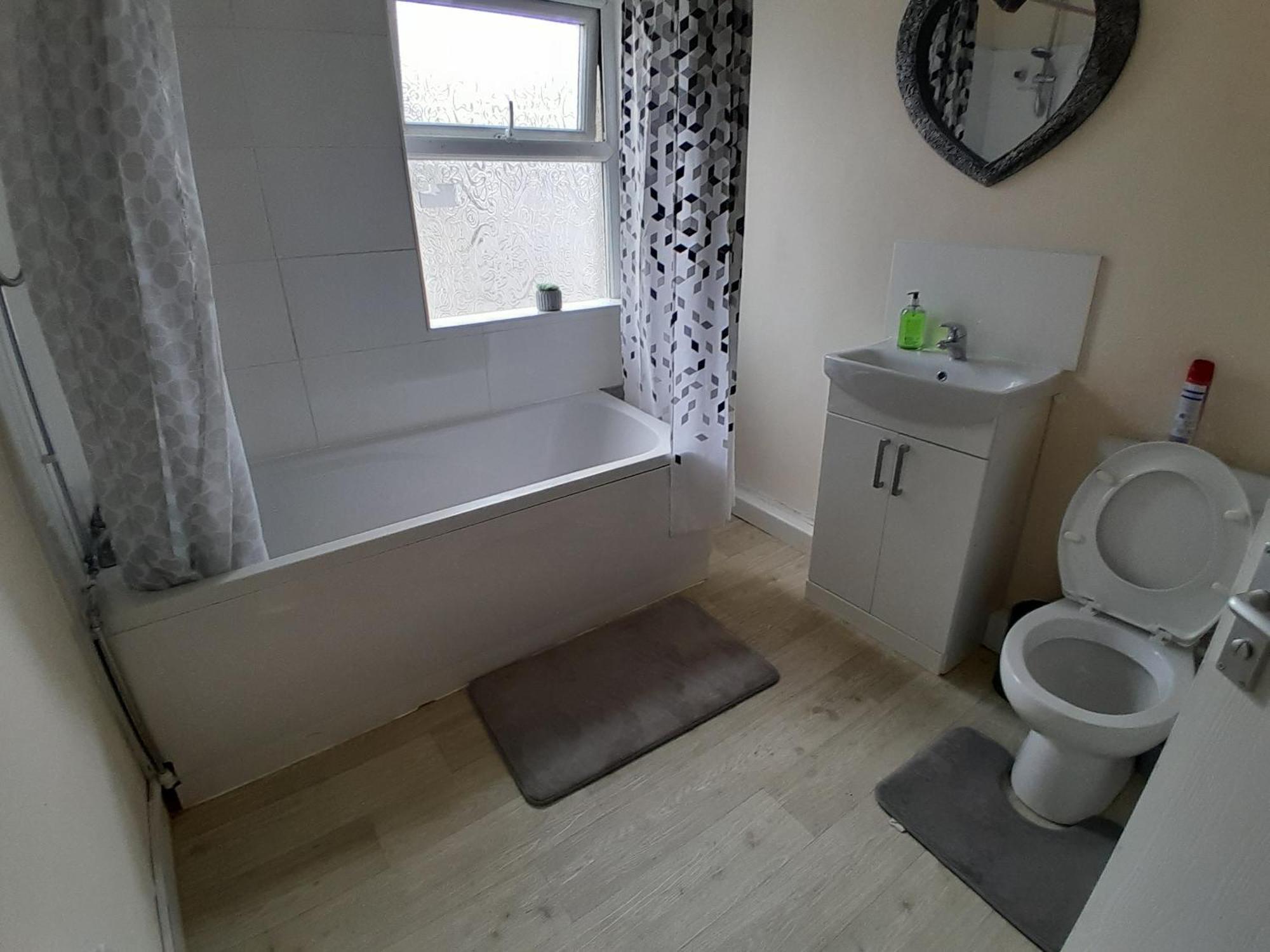 Apartment Blackpool - 2-bed - Sleeps 5 - Pet Friendly *