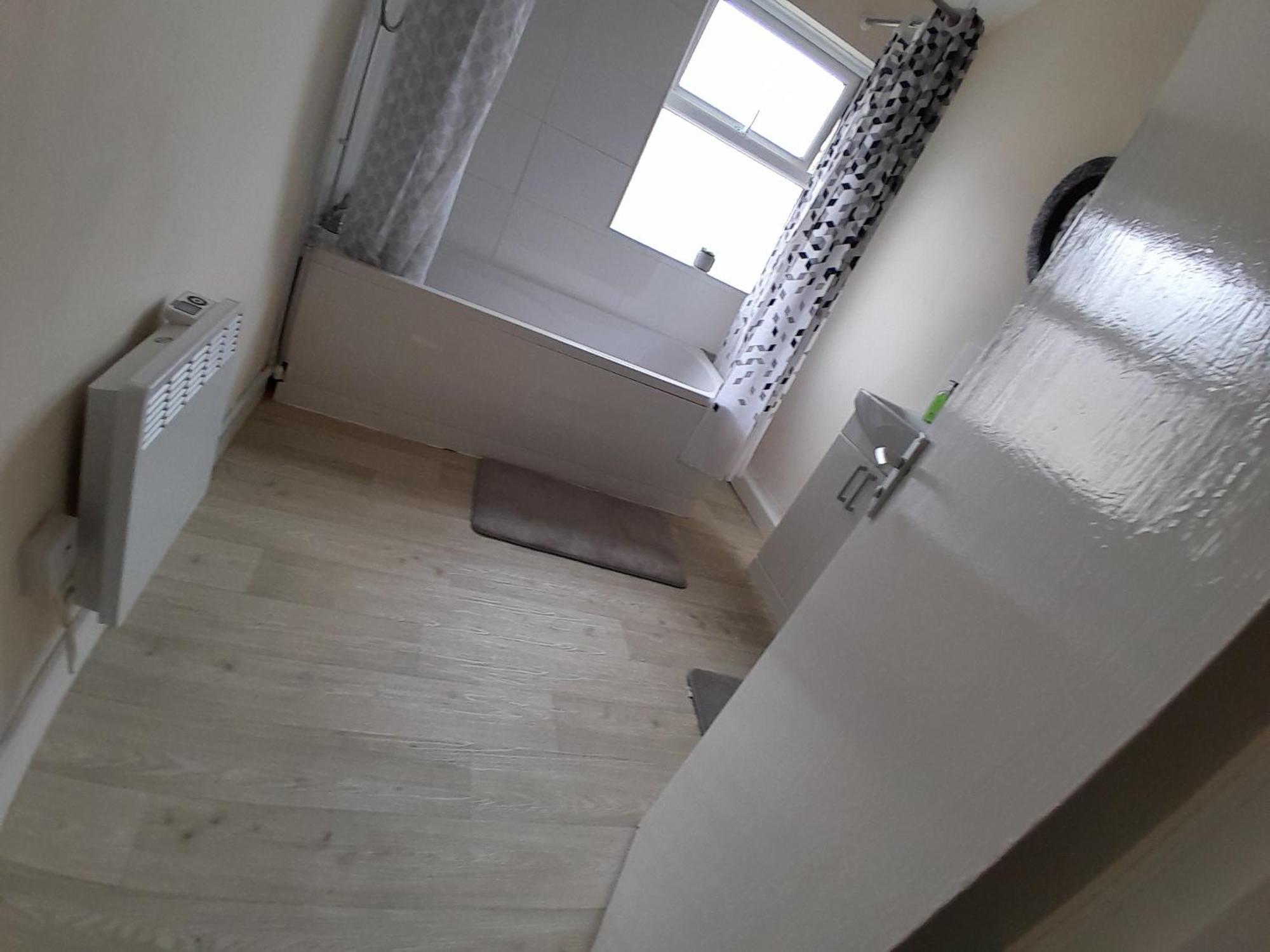 Blackpool - 2-bed - Sleeps 5 - Pet Friendly Apartment Lytham St Annes
