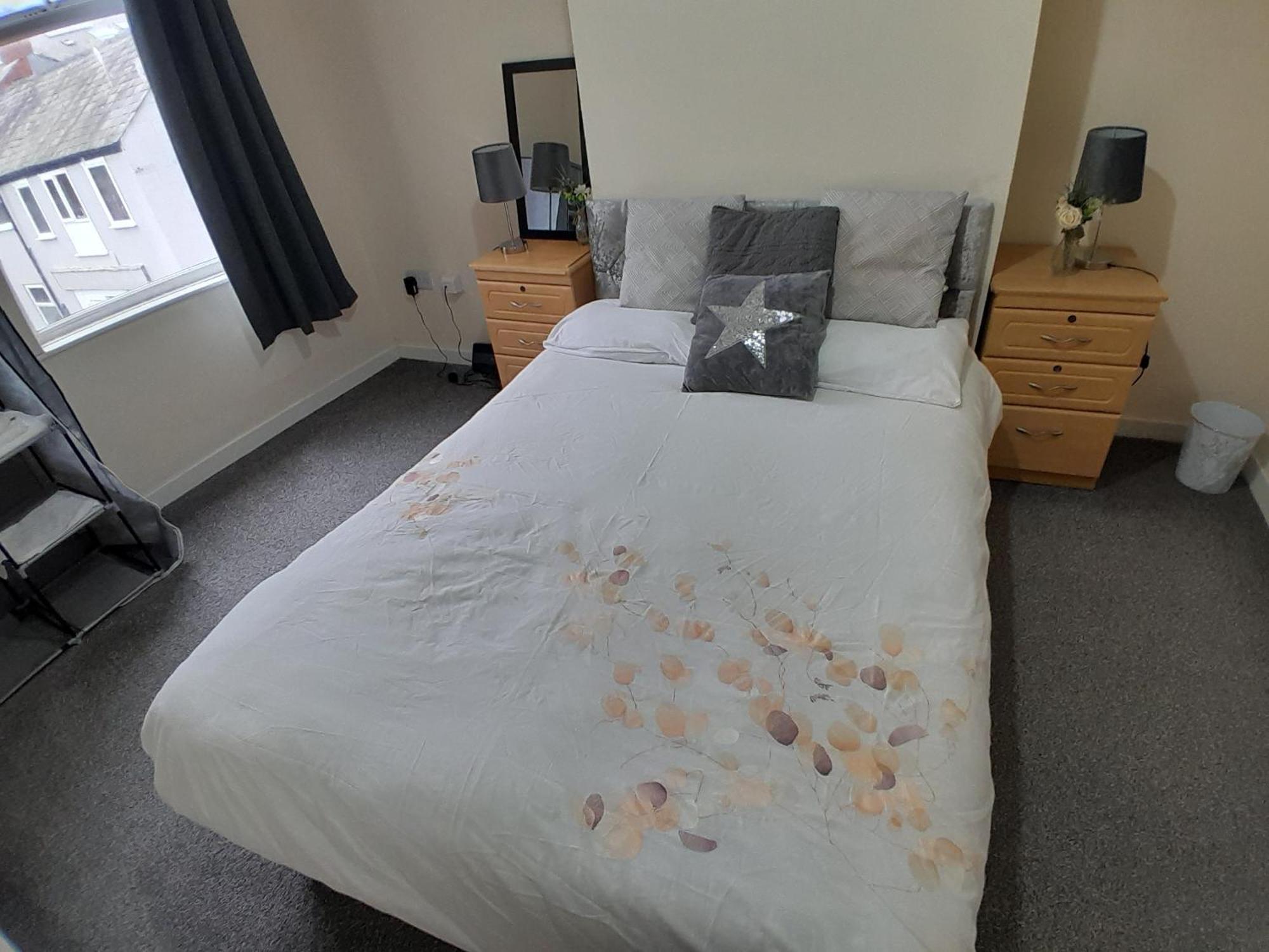 Blackpool - 2-bed - Sleeps 5 - Pet Friendly Lytham St Annes