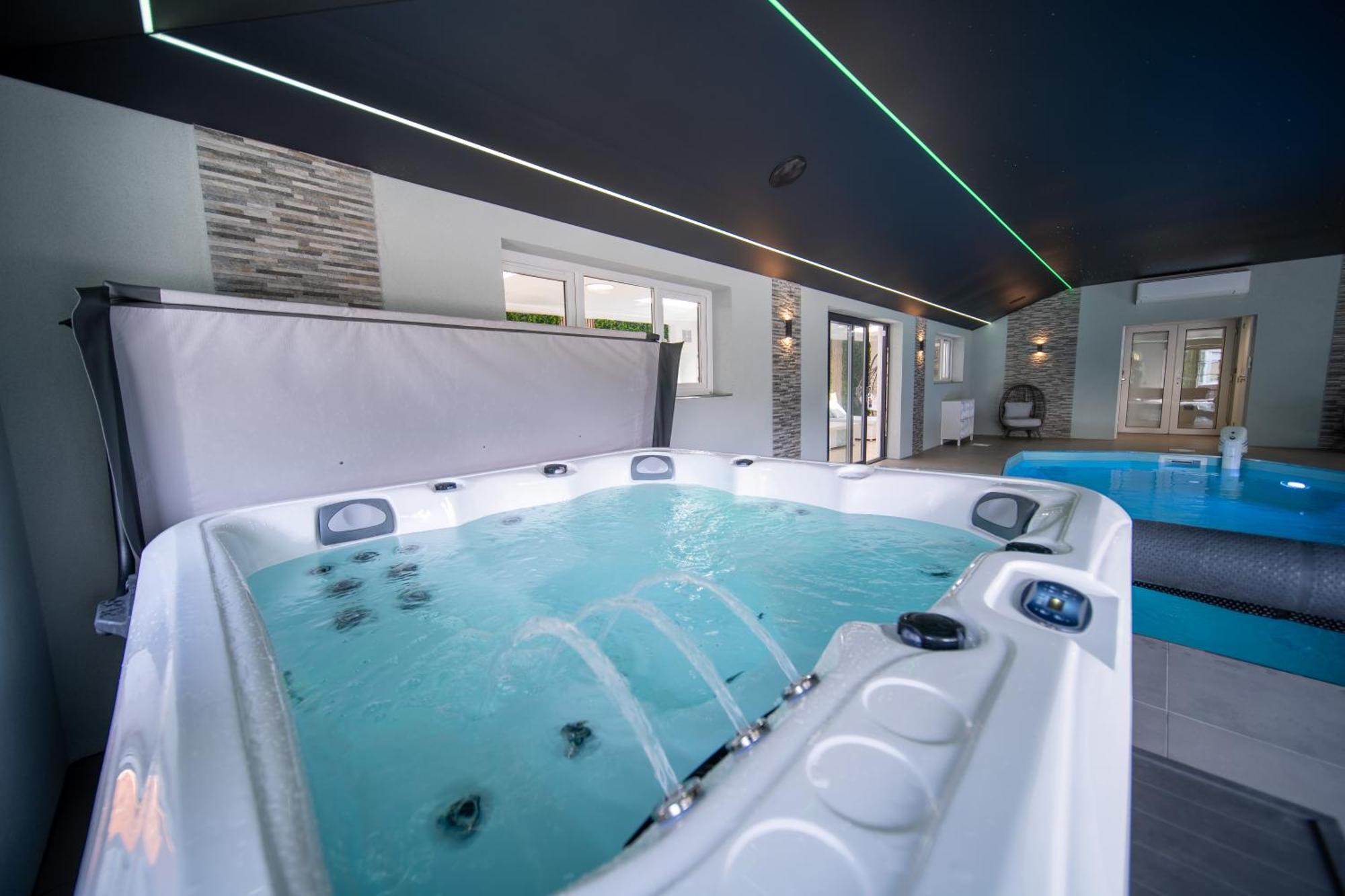 Guest house 20 Guest Luxury - Private Pool, Hot Tub & Gym