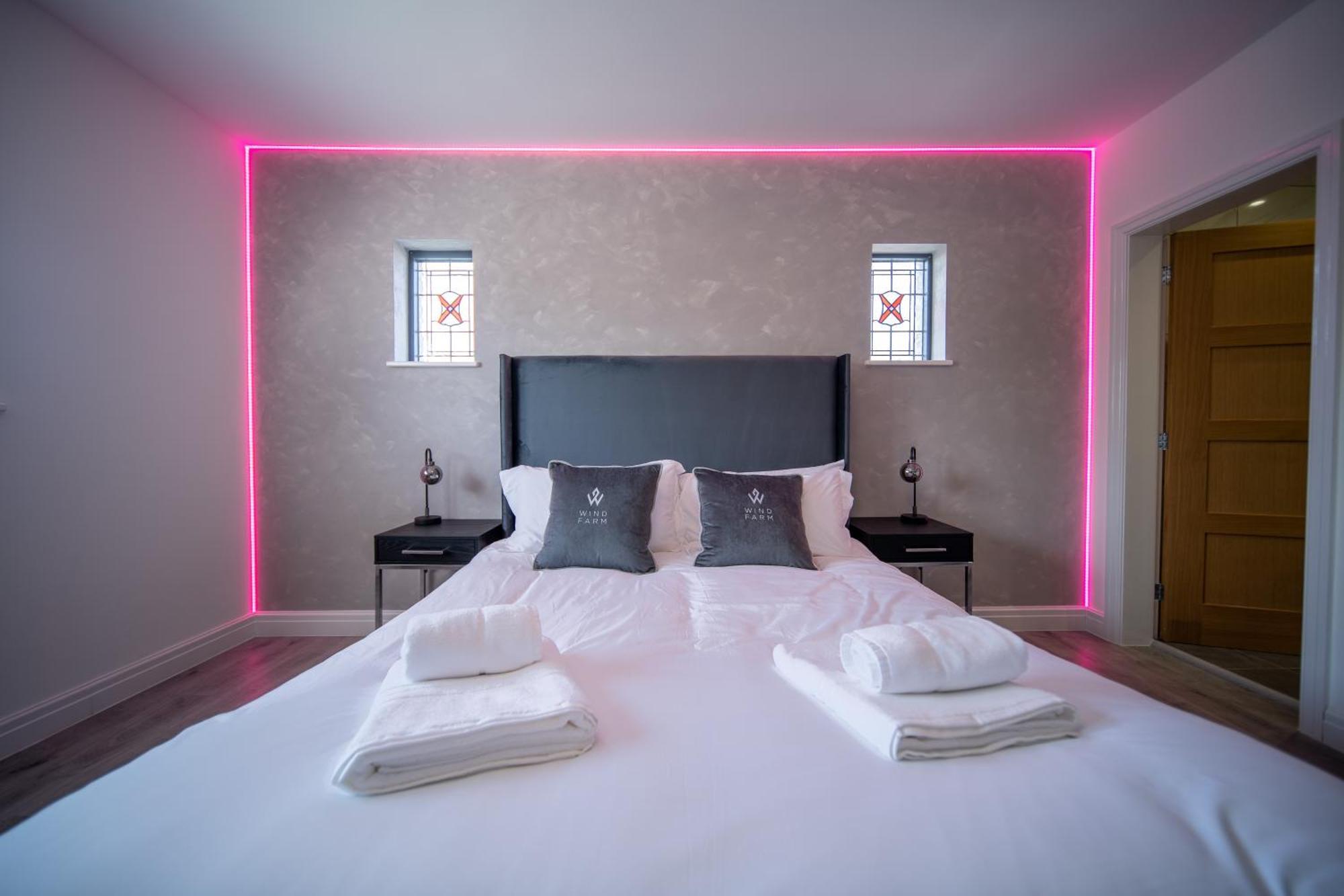 20 Guest Luxury - Private Pool, Hot Tub & Gym Guest house *
