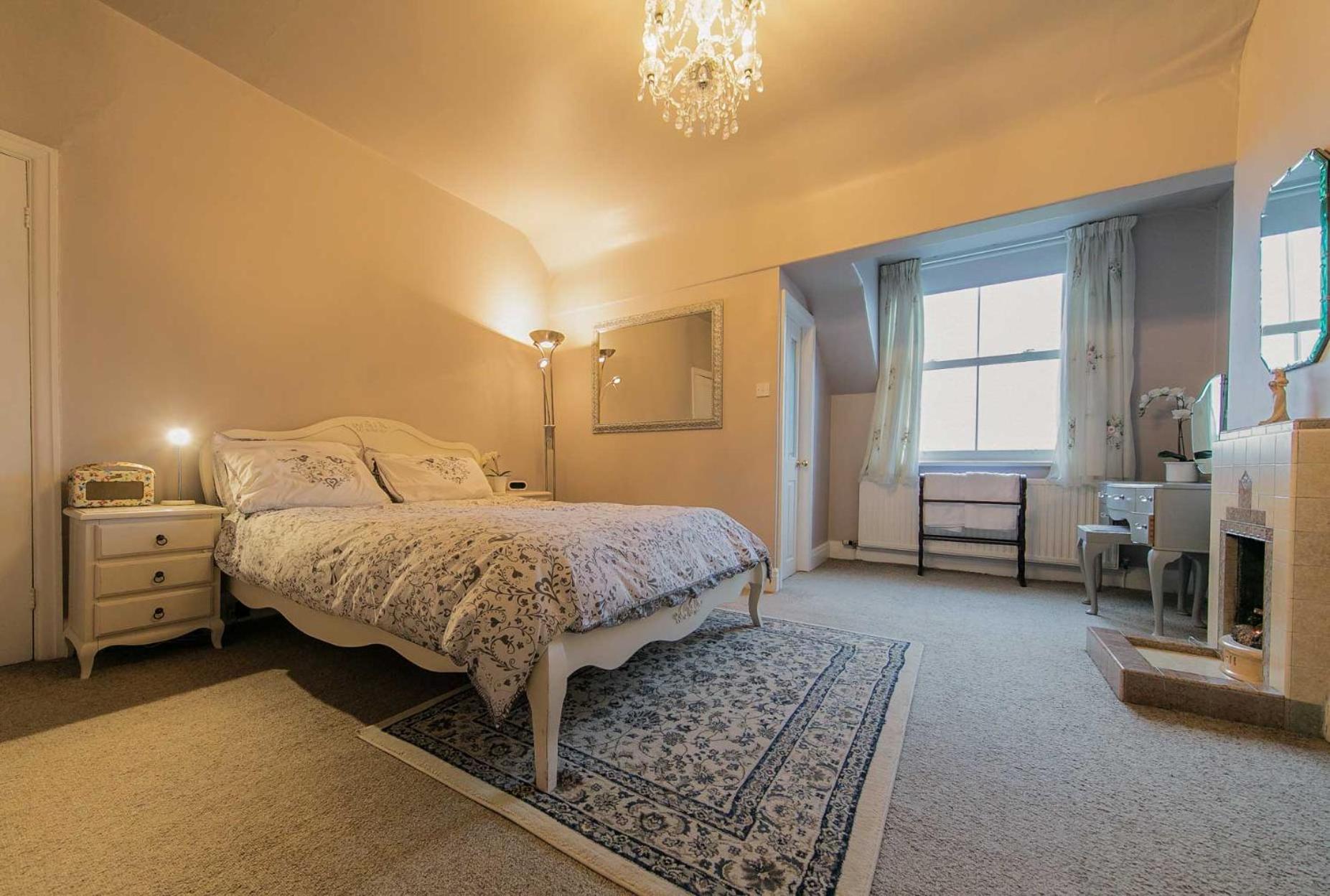 Apartment 107a - 3 Double Bedrooms *