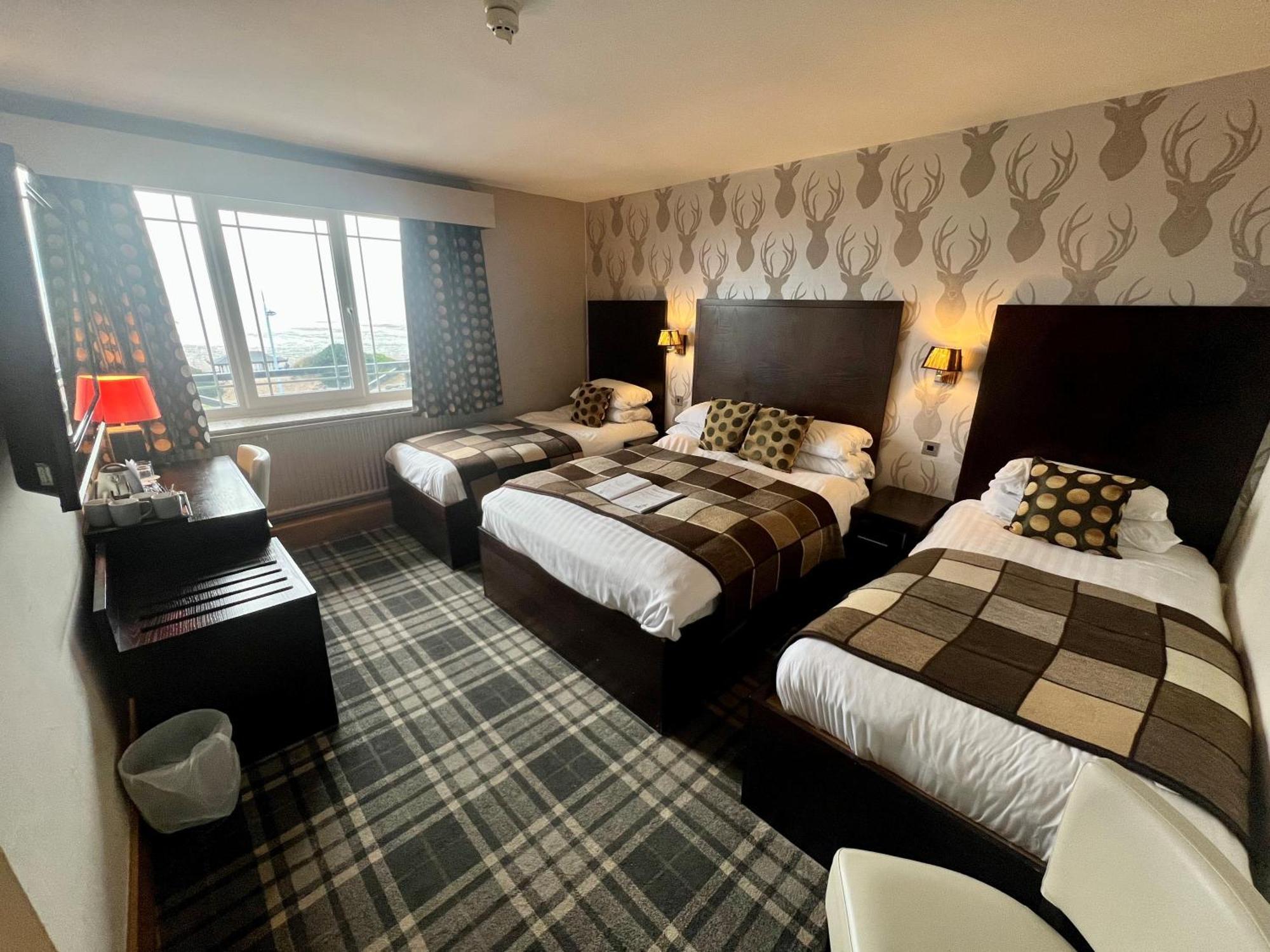 On The Prom At The Fernlea Hotel 3*