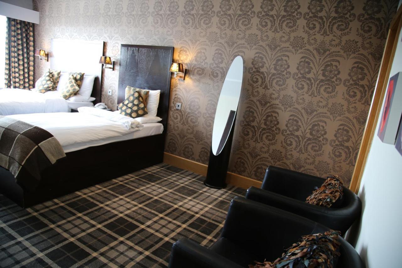 On The Prom At The Fernlea 3*