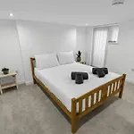 Newly Refurbed, Central Apartment With Free Parking And Hot Tub