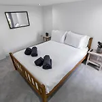 Newly Refurbed, Central Apartment With Free Parking And Hot Tub