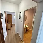 Spacious One Bedroom Apartment In Central Location
