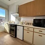 Spacious One Bedroom Apartment In Central Location