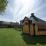 20 Guest Luxury Stay - Private Pool, Hot Tub & Gym