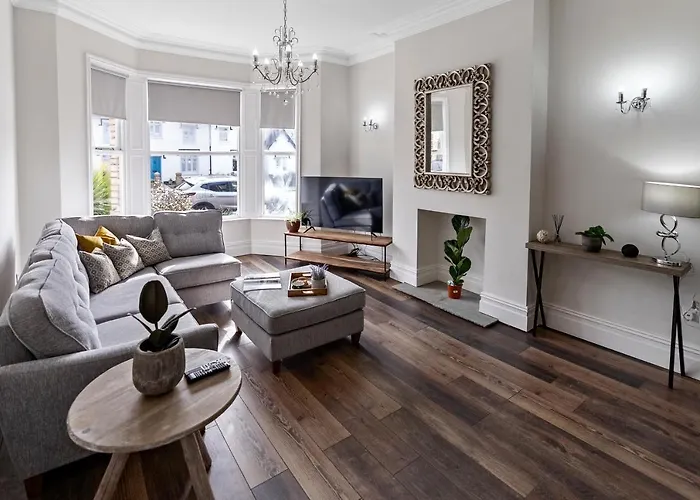 Newly Refurbed, Central Apartment With Free Parking And Hot Tub