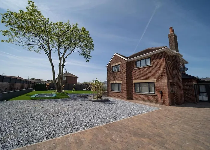 20 Guest Luxury Stay - Private Pool, Hot Tub & Gym