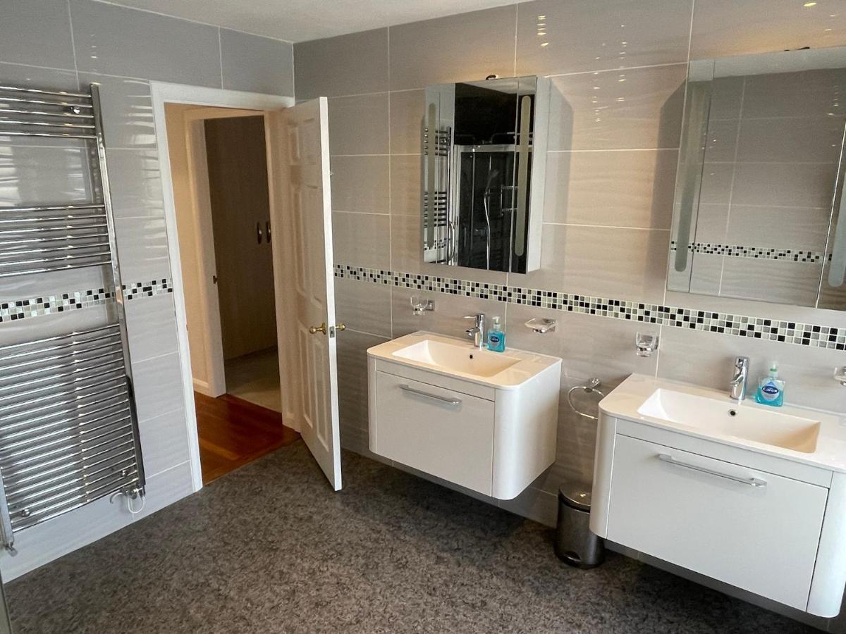 'sounion' - Fabulous, Spacious Modern House With Large Private Garden In Leafy Lytham Holiday home *