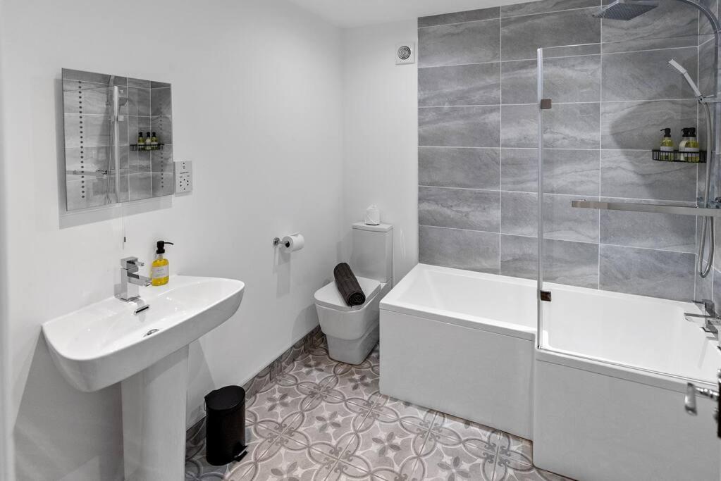 Newly Refurbed, With Free Parking And Hot Tub