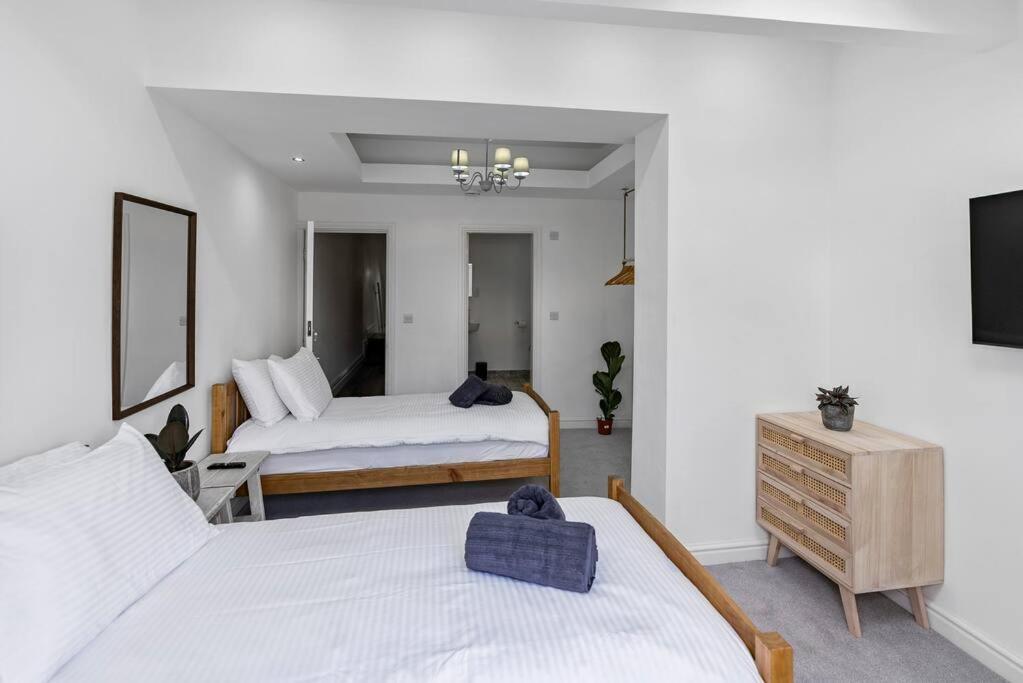 Newly Refurbed, With Free Parking And Hot Tub Apartment
