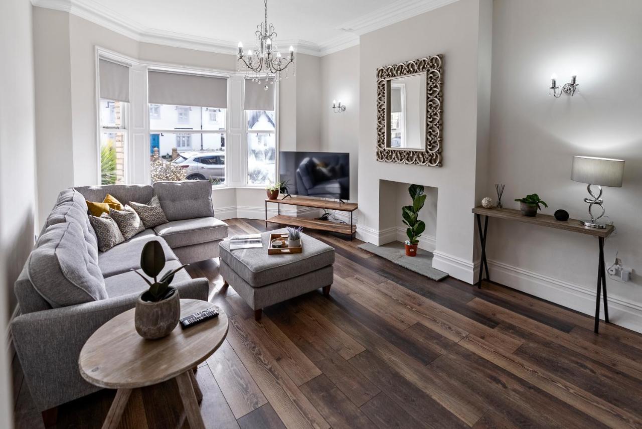 Newly Refurbed, With Free Parking And Hot Tub *