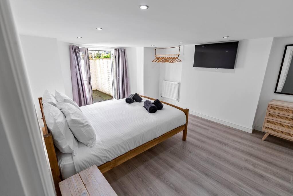 Newly Refurbed, With Free Parking And Hot Tub *
