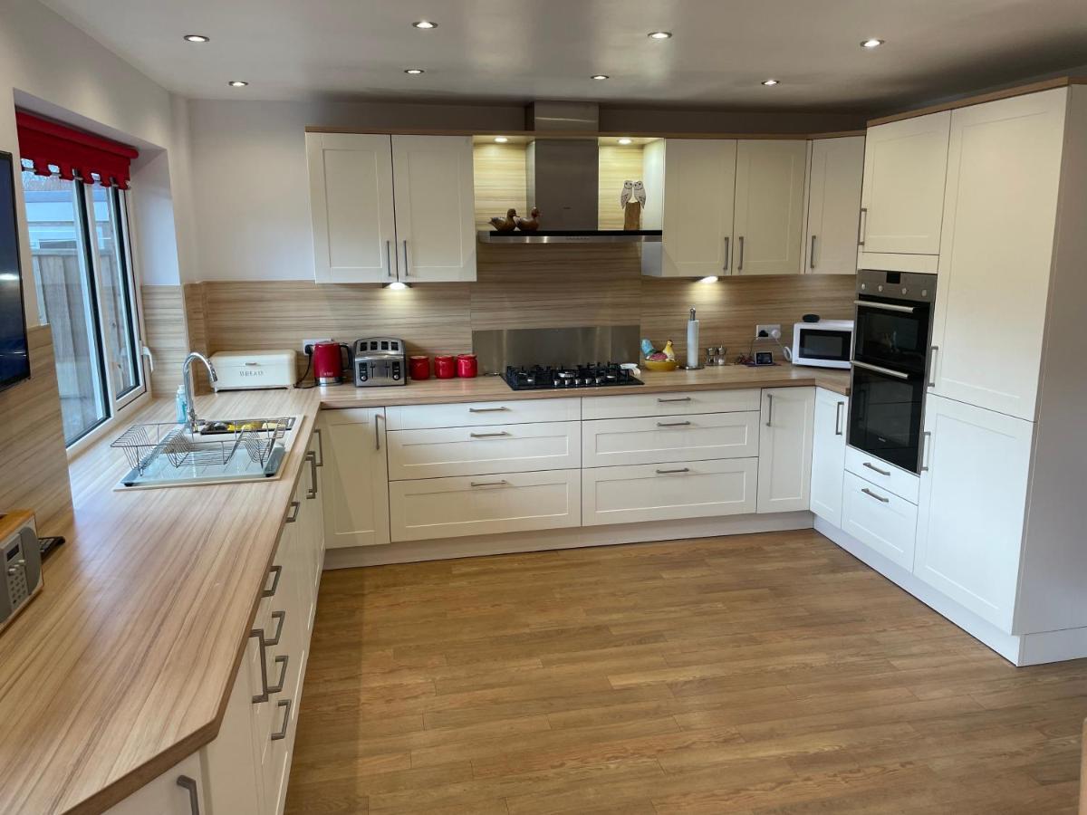 'sounion' - Fabulous, Spacious Modern House With Large Private Garden In Leafy Lytham * Lytham St Annes