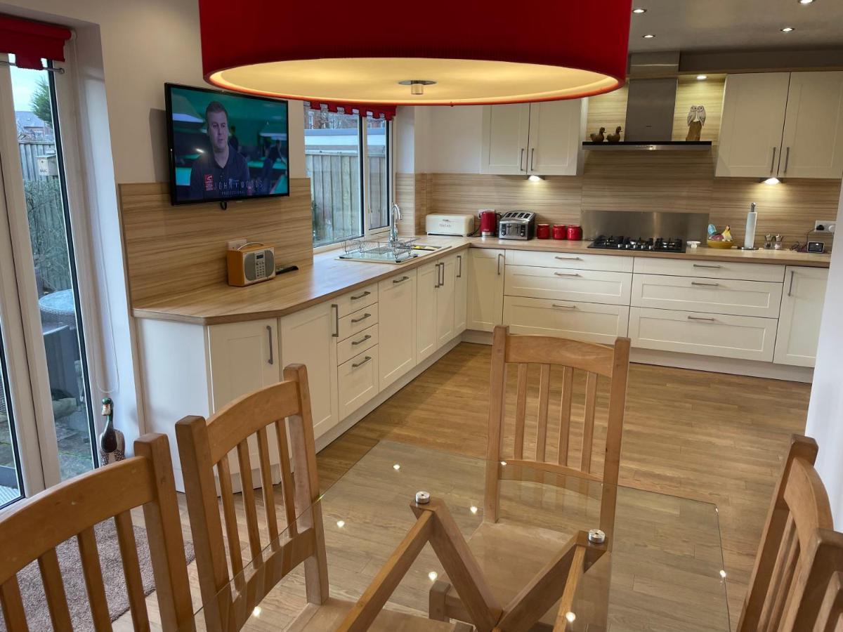 'sounion' - Fabulous, Spacious Modern House With Large Private Garden In Leafy Lytham *