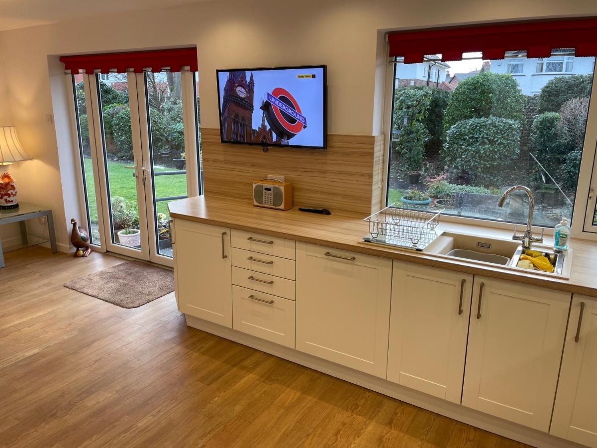 'sounion' - Fabulous, Spacious Modern House With Large Private Garden In Leafy Lytham Holiday home