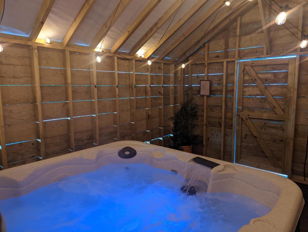 Newly Refurbed, With Free Parking And Hot Tub Apartment