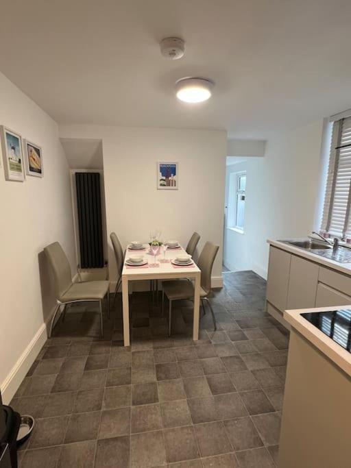 Apartment New Flat In - Sleeps 4 *