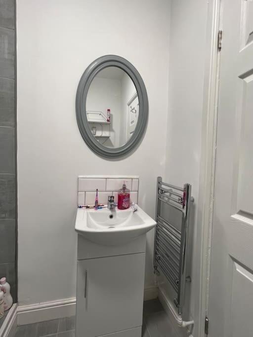 New Flat In - Sleeps 4 Apartment *