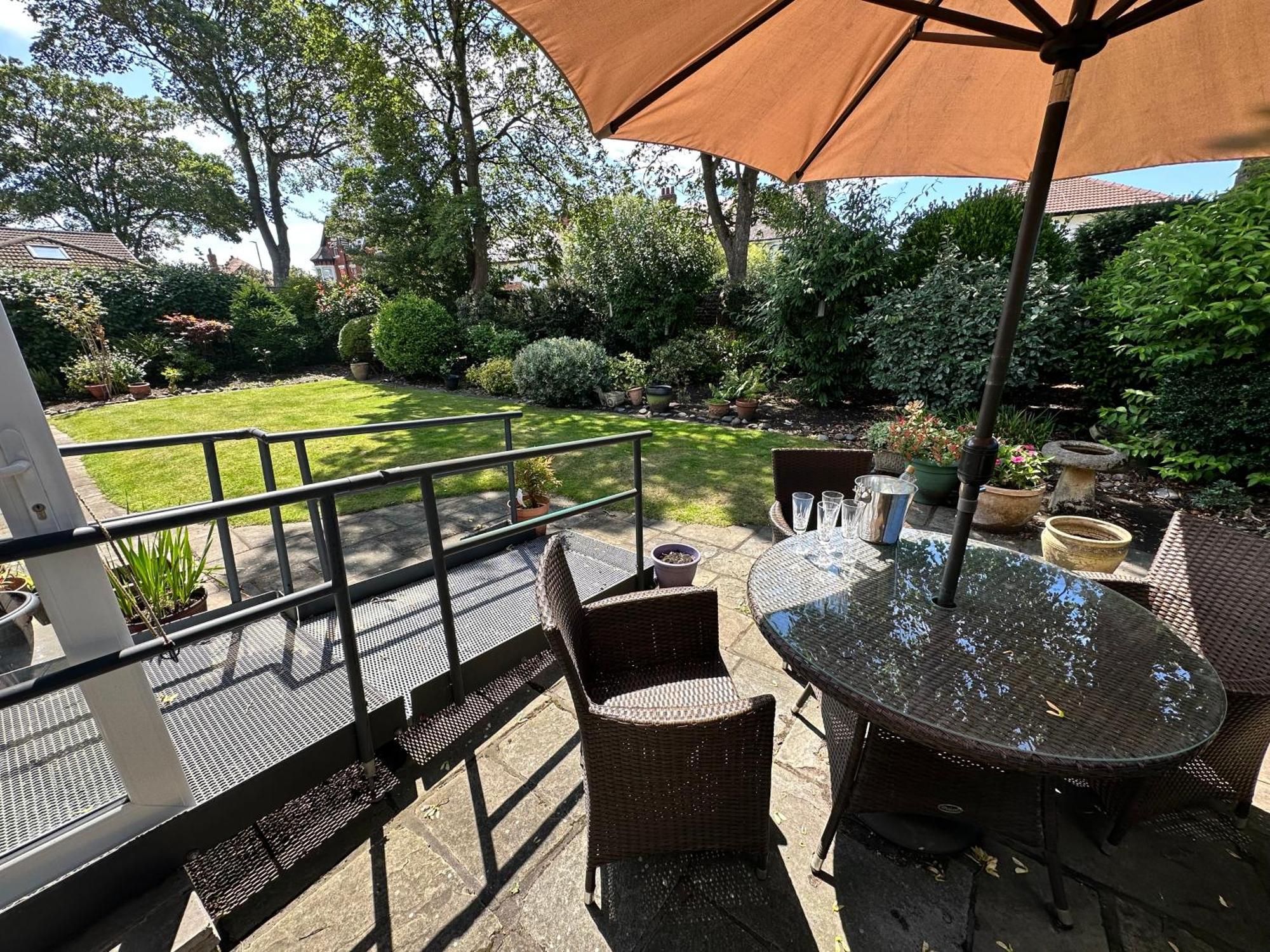 Holiday home 'sounion' - Fabulous, Spacious Modern House With Large Private Garden In Leafy Lytham *