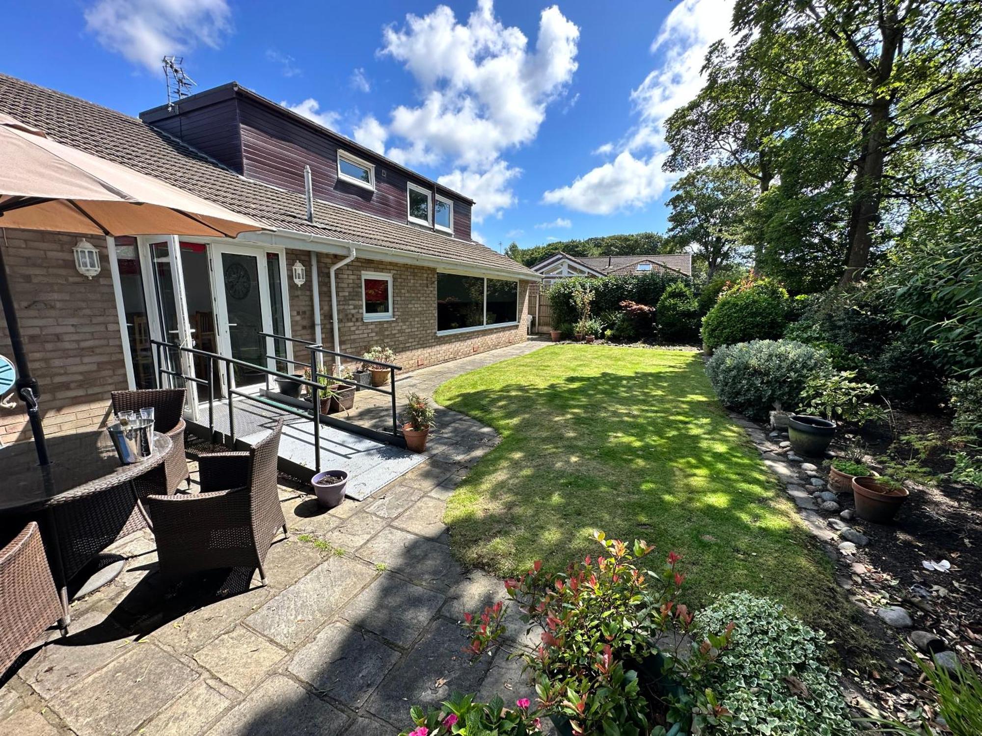 'sounion' - Fabulous, Spacious Modern House With Large Private Garden In Leafy Lytham Holiday home *