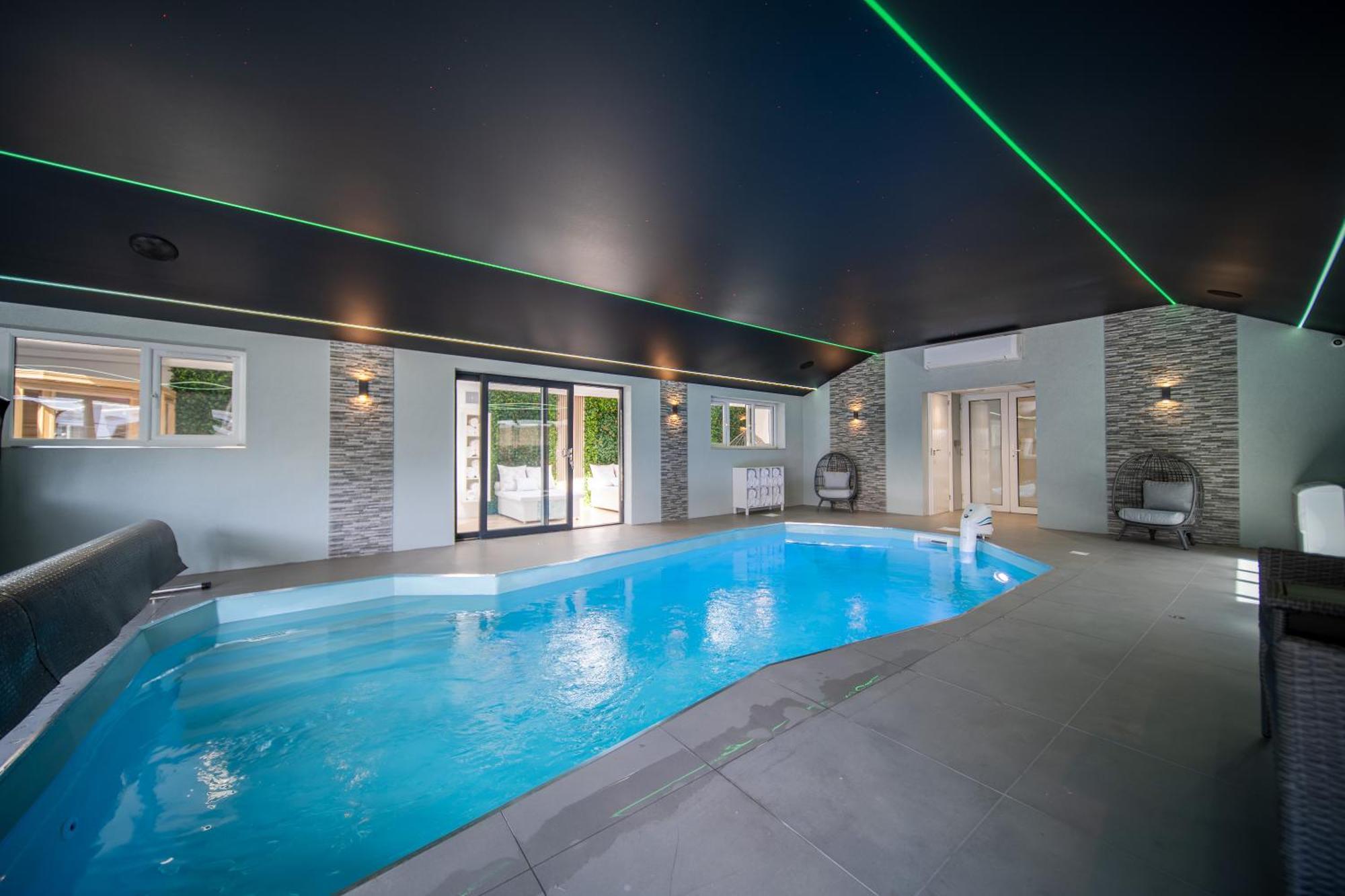 20 Guest Luxury - Private Pool, Hot Tub & Gym Guest house