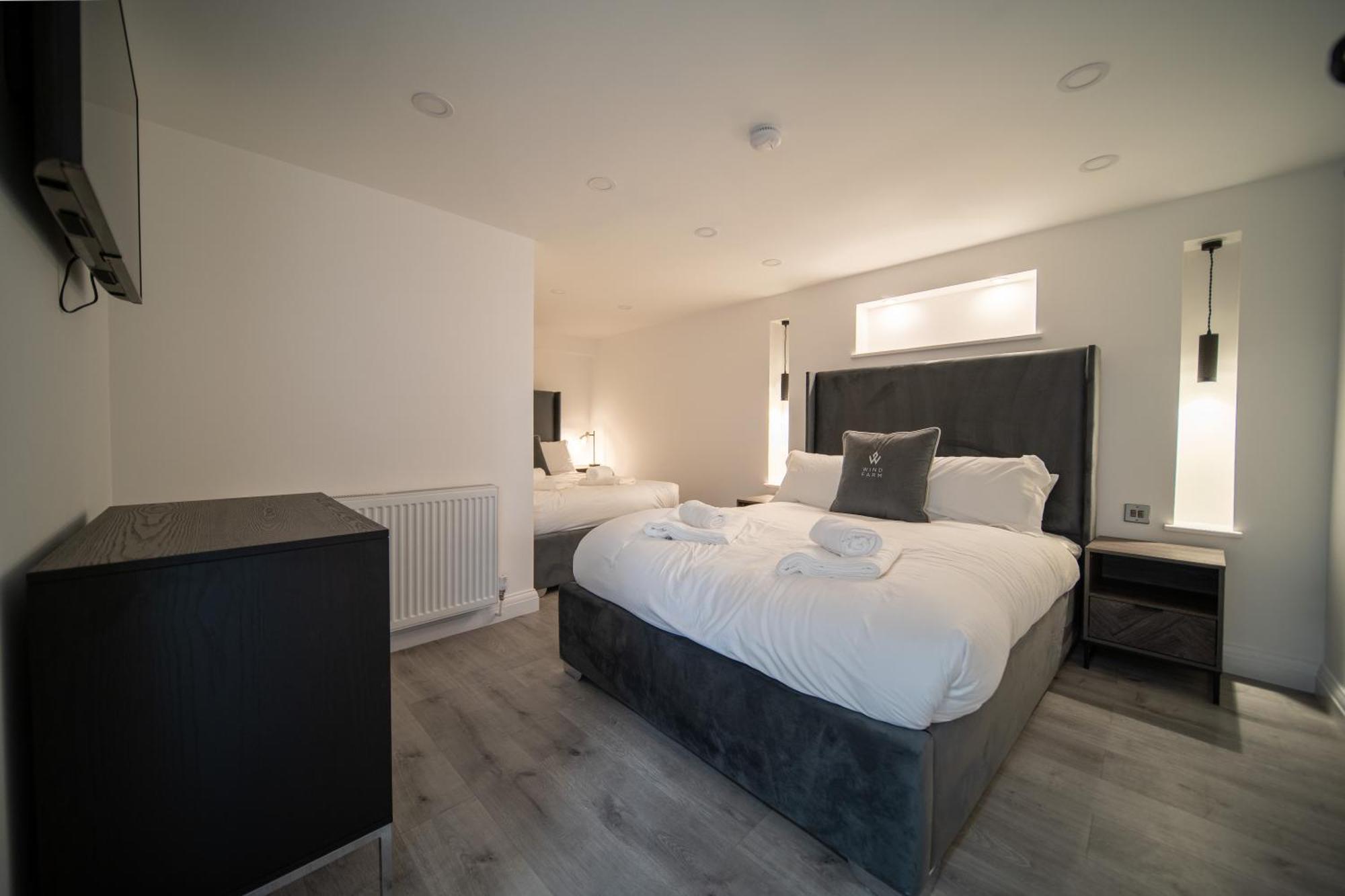 20 Guest Luxury - Private Pool, Hot Tub & Gym Guest house