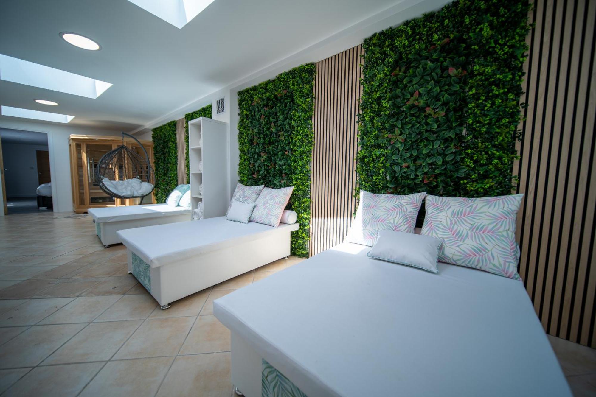 20 Guest Luxury - Private Pool, Hot Tub & Gym Guest house *