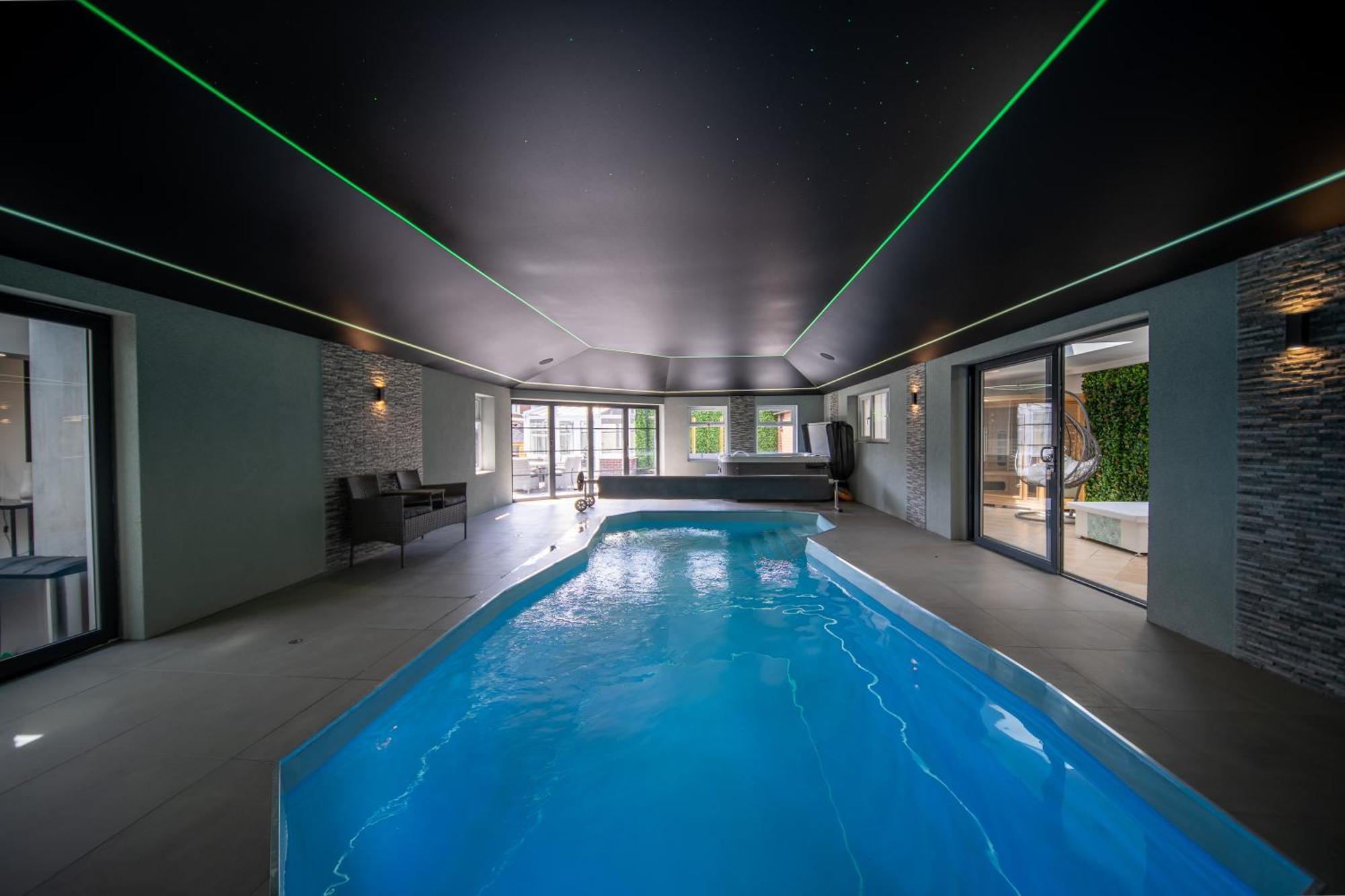 20 Guest Luxury - Private Pool, Hot Tub & Gym Guest house *
