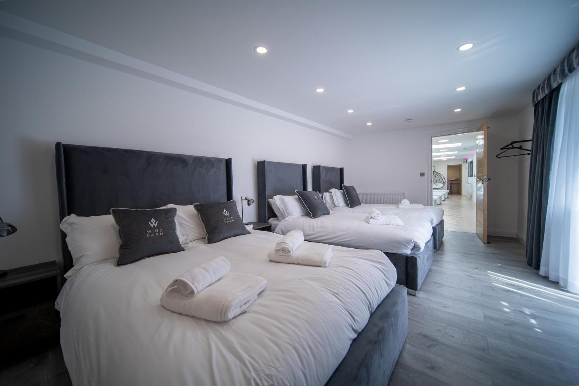 Guest house 20 Guest Luxury - Private Pool, Hot Tub & Gym