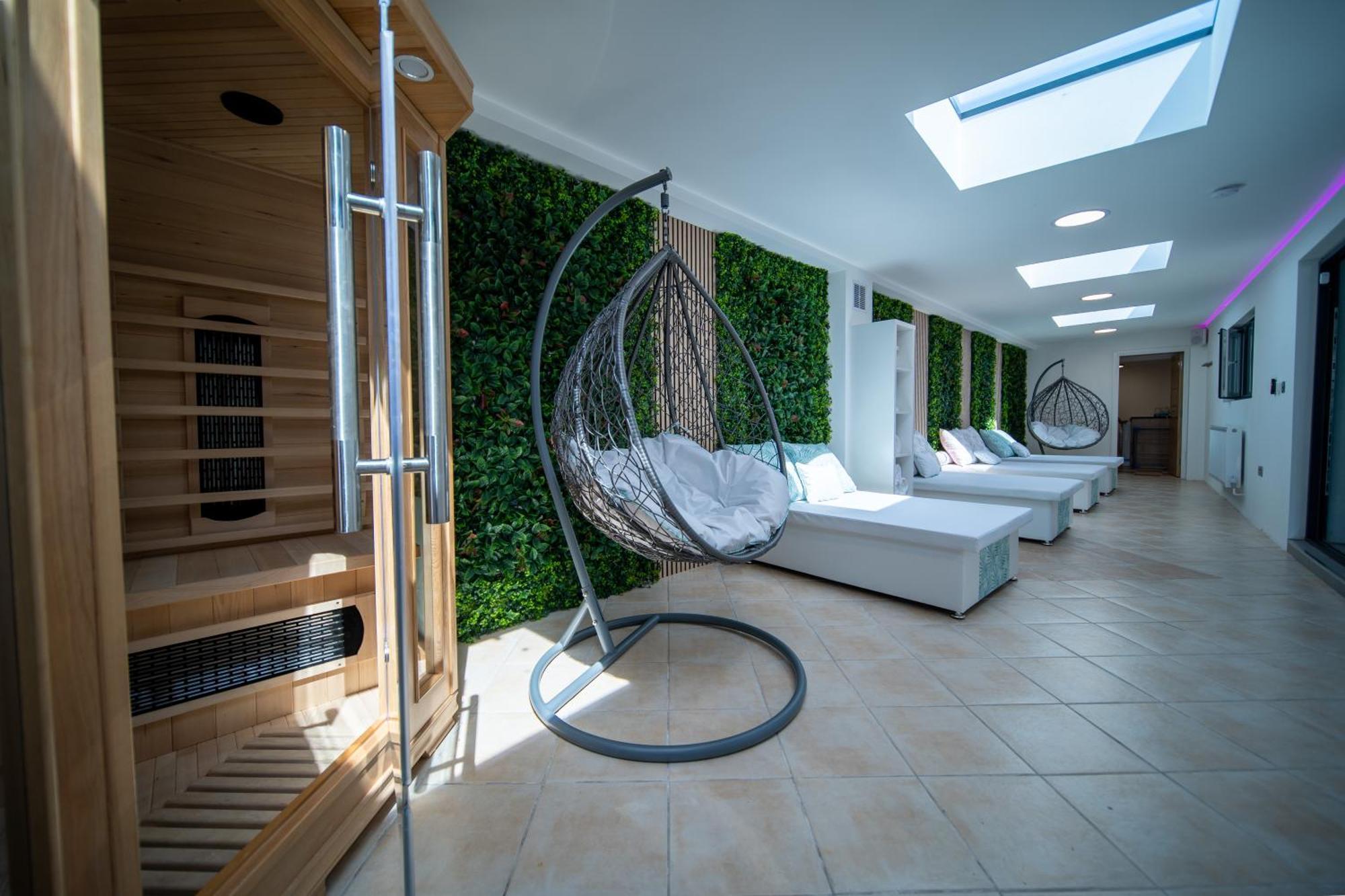 20 Guest Luxury - Private Pool, Hot Tub & Gym Guest house *